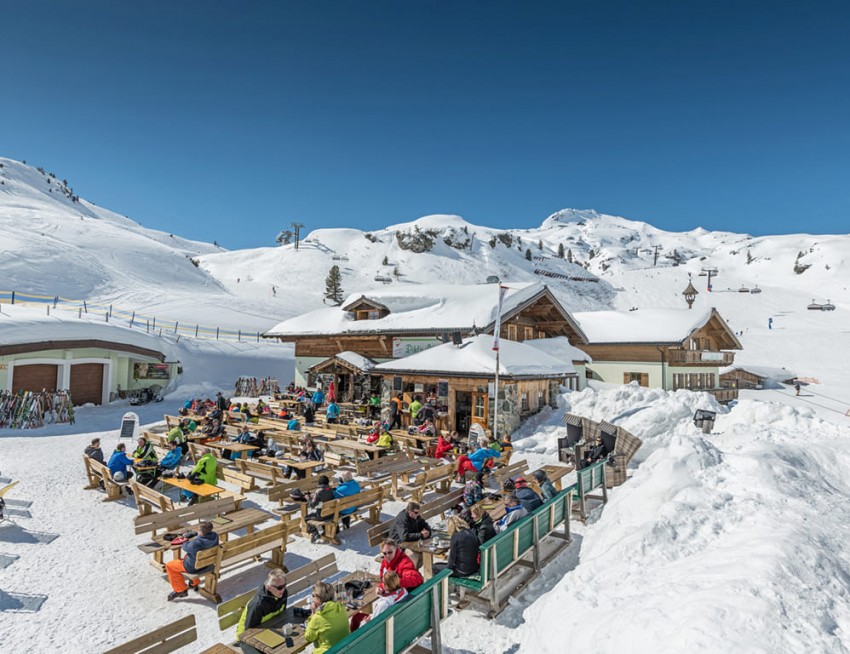 Skihütte Dikt'n Alm direkt an der Piste in Obertauern
