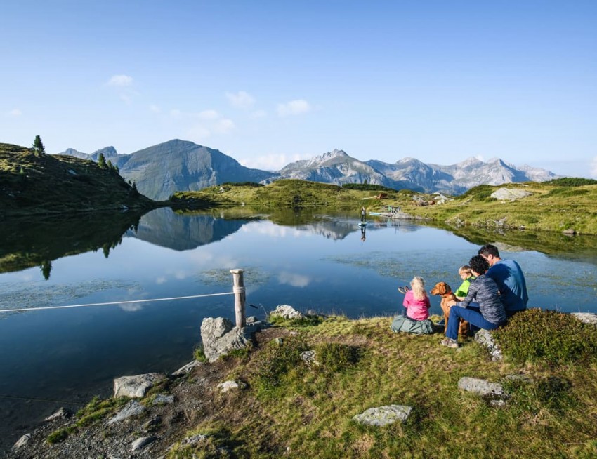 Familie genießt Ausblick auf Gipfel und Bergsee © Tourismusverband Obertauern