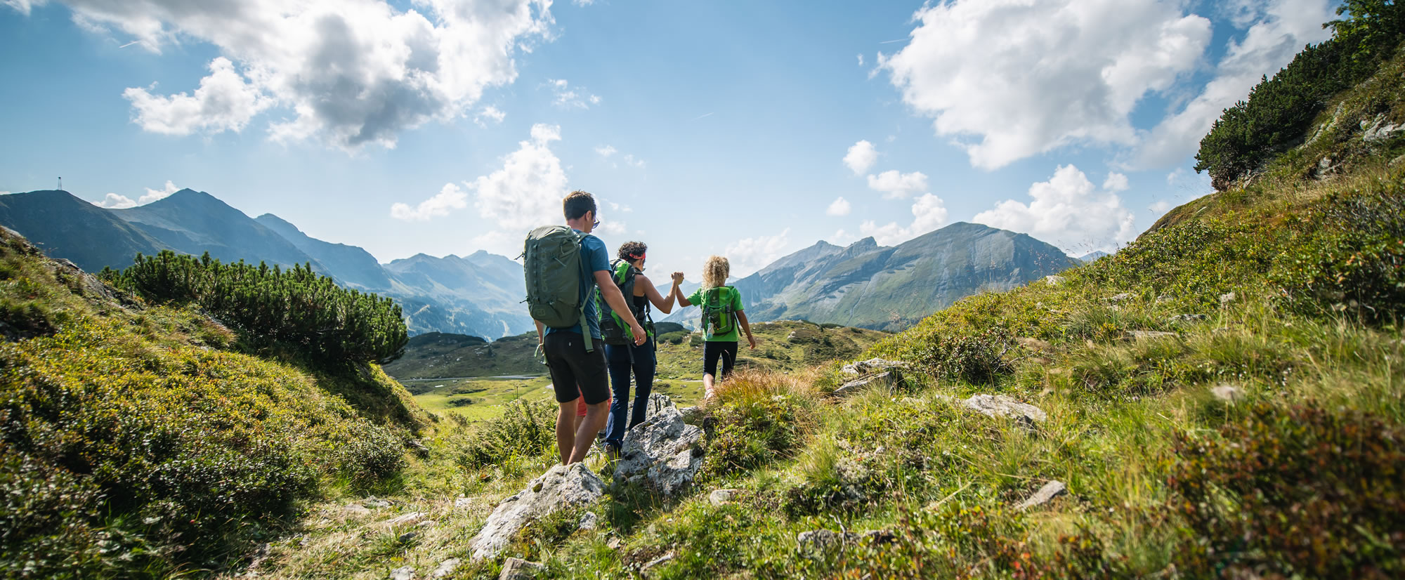 Freunde beim Wandern - Rast am Almsee © Tourismusverband Obertauern